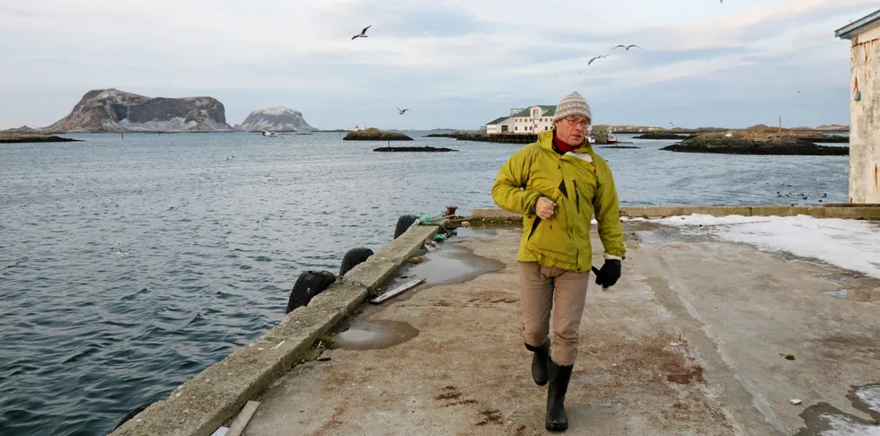 Stortingsrepresentant for MDG, Rasmus Hansson, ber fiskeriministeren få fortgang i moloarbeidet i Vardø. Her er han fotografert under et besøk til Røst i Lofoten.