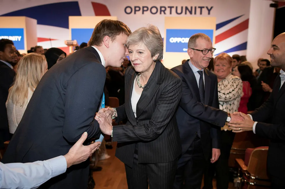 I dag har hovedkonflikten i brexitprosessen igjen havnet der den egentlig har ligget i mange år: Innad i det britiske konservative regjeringspartiet. Her er statsminister Theresa May avbildet under partiets landsmøte i Birmingham i starten av måneden.