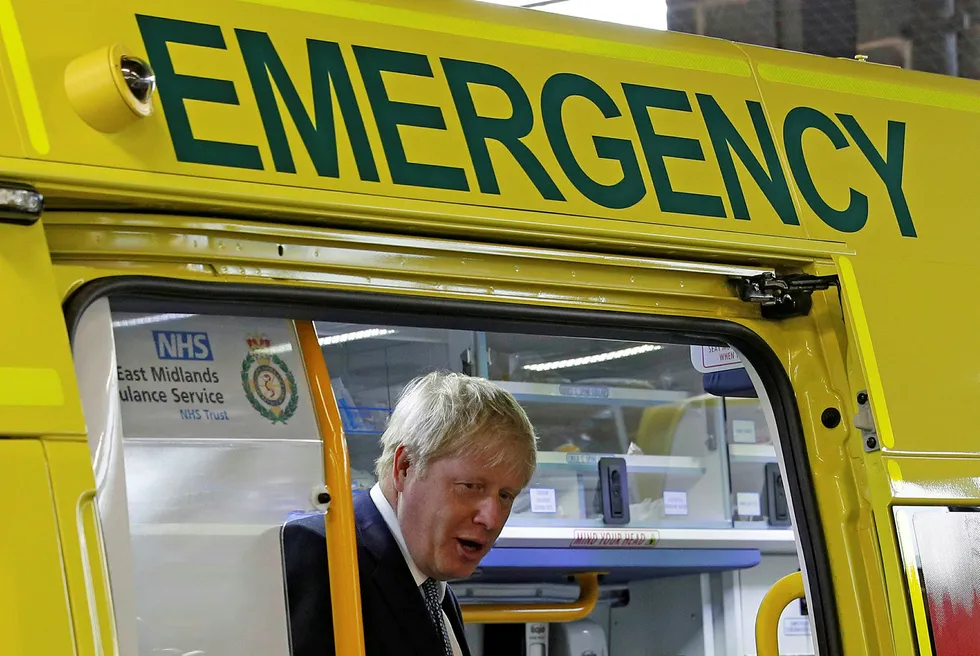 Britenes statsminister Boris Johnson er koronasmittet, her under et tidligere besøk på at sykehus.