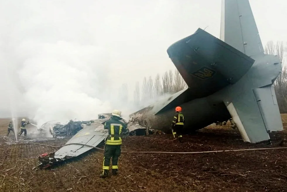 Et ukrainsk militærfly ble skutt ned i Kyiv-regionen torsdag ettermiddag - 14 mennesker skal ha vært ombord.