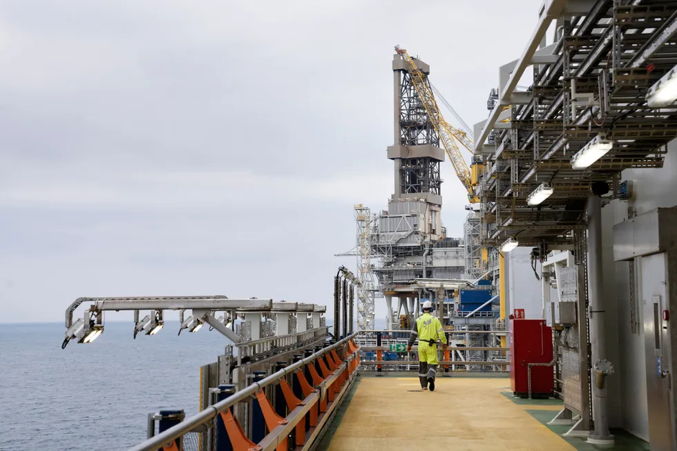Mange av oljeaksjene steg friskt fredag, blant annet Equinor og Aker BP som er de to største eierne i gigantfeltet Johan Sverdrup på bildet.