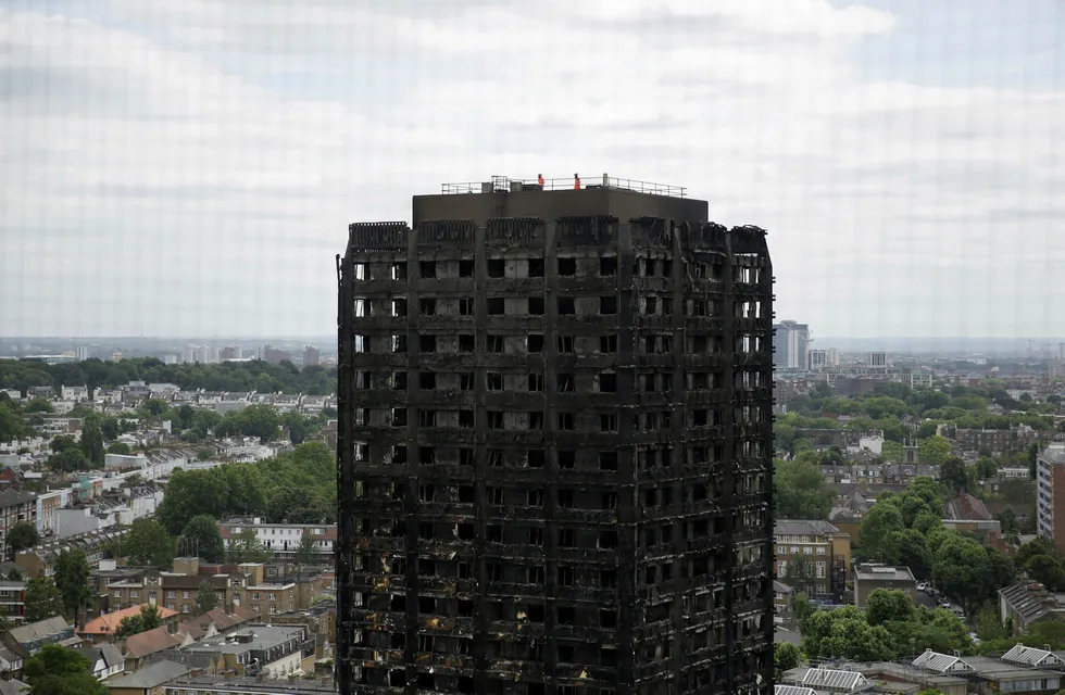 Politiet oppgir at 71 personer omkom da boligblokken Grenfell Tower i London brant 14. juni. Foto: Matt Dunham/AP/NTB Scanpix