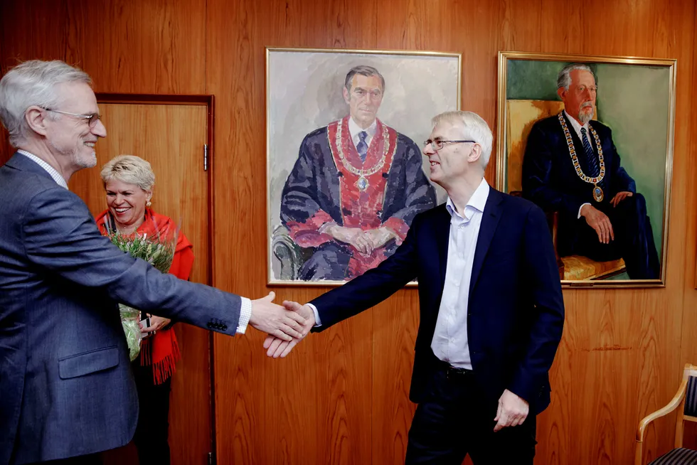 Øystein Thøgersen (til høyre) ble mandag ansatt som ny rektor ved Norges Handelshøyskole. Her med skolens administrerende direktør Nina Skage og nåværende rektor Frøystein Gjesdal. Foto: Paul S. Amundsen