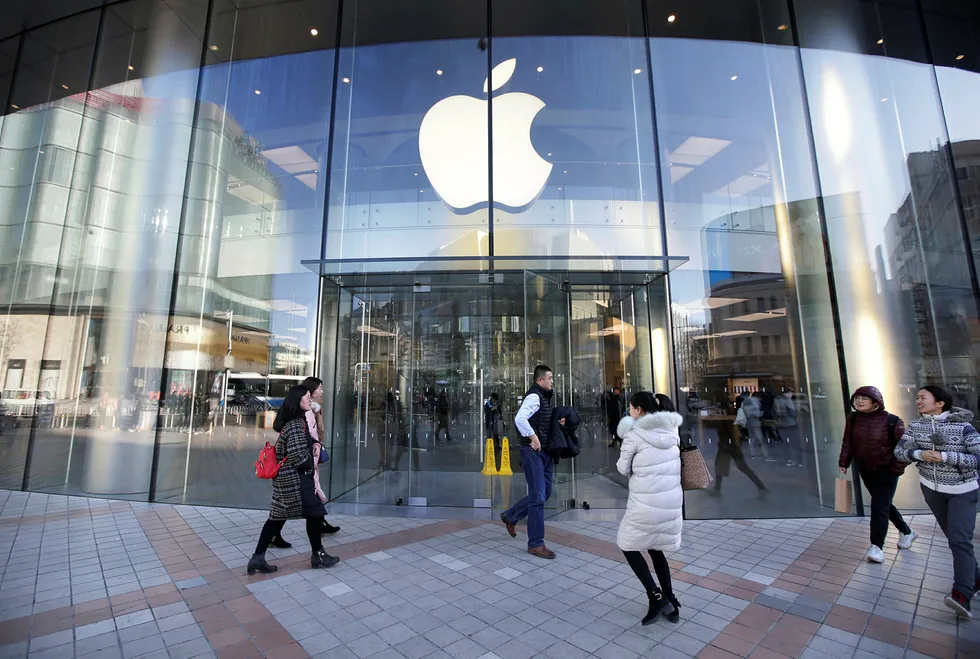 Apple har begynt å kutte prisene på Iphone i land hvor dollarkursen har ført til høye priser. Her fra en Apple-butikk i Beijing.