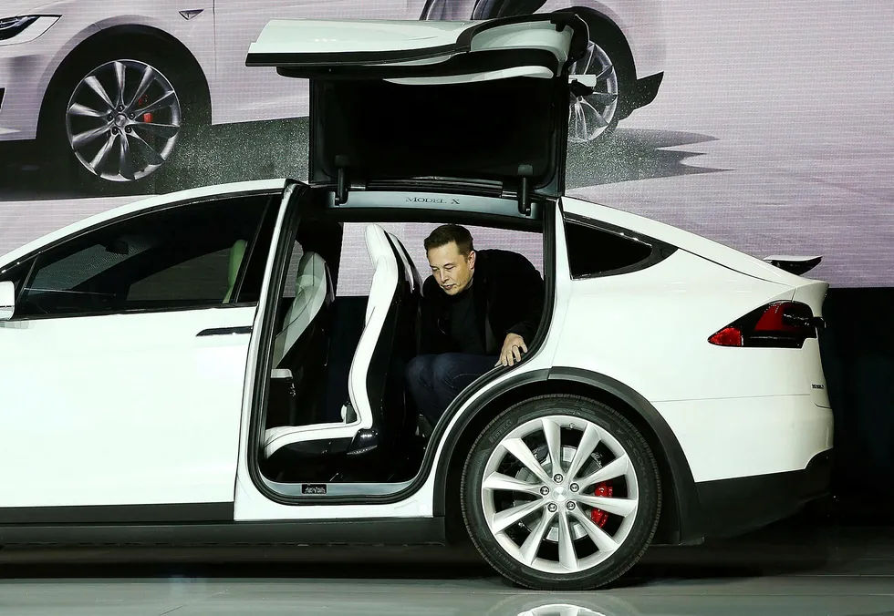 Tesla-gründer Elon Musk frykter konsekvensene av kunstig intelligens og kaller det en eksistensiell trussel mot menneskeheten. Her kryper han ut av baksetet på en Tesla Model X Foto: JUSTIN SULLIVAN/Afp/NTB scanpix