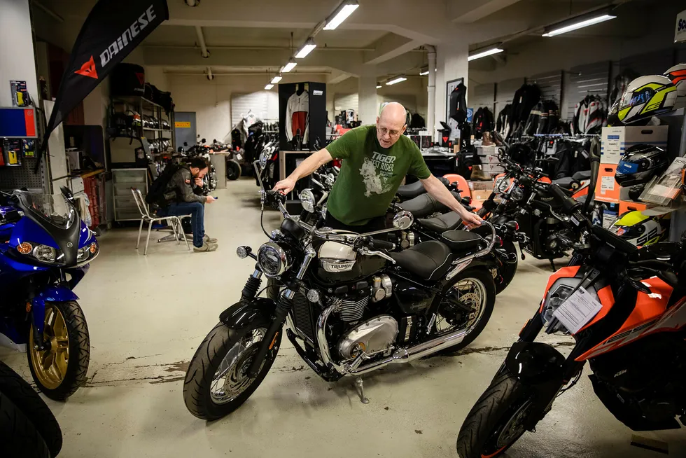 Geir Andreas Arnestad, daglig leder for AMD Motorsykler as, triller frem en av årets nyheter, en Triumph Bonneville Speedmaster. Foto: Marte Christensen