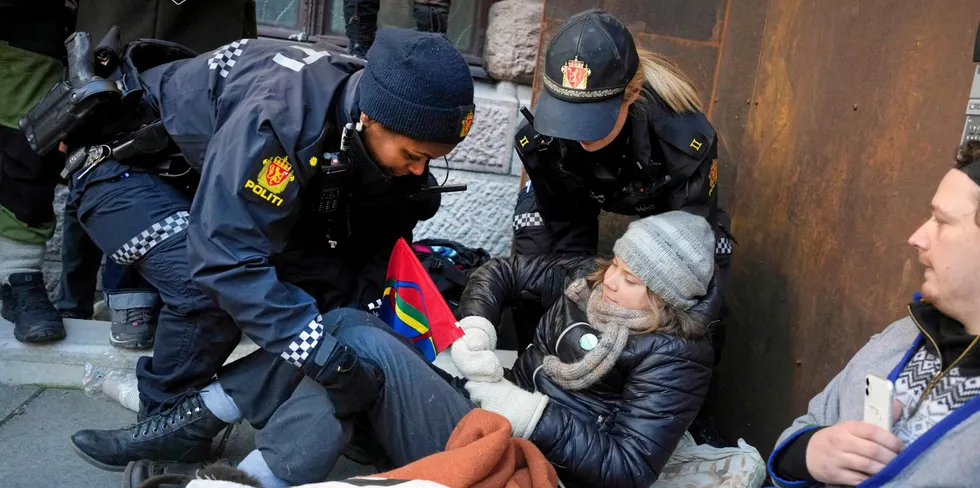 Politikvinner bærer bort den svenske klimaaktivisten Greta Thunberg da hun demonstrerte sammen med andre aktivister utenfor Finansdepartementet og flere andre departementer. Stridens eple er driften av omstridte vindturbiner i Fosen-regionen.