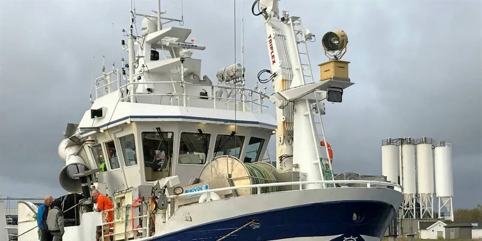 LITEN, MEN STOR: «Scombrus» på 14,99 meter fisker makrell ved Shetland. Fartøyet som har hjemmehavn i Haugesund er ifølge reder Sjur Tollevik den minste norske båten som deltar i fisket der borte.Foto: Privat