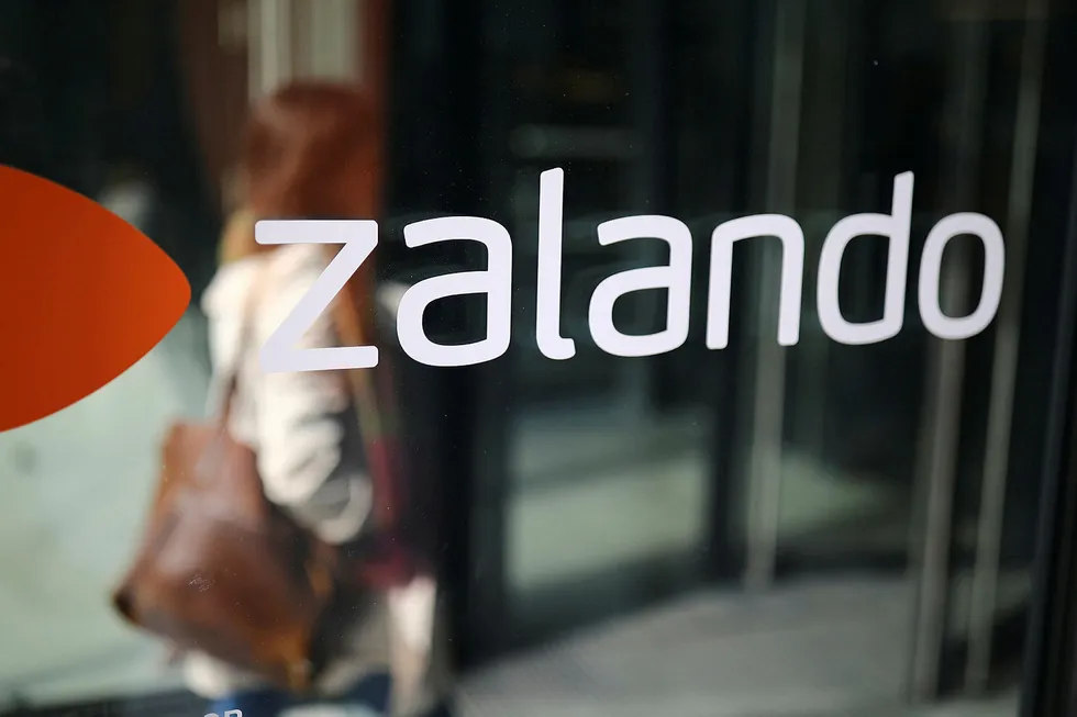 Den tyske shoppinggiganten Zalando øker inntektene raskt, men gikk i underskudd i årets første tre måneder. For å sikre inntektene velger selskapet nå å kutte gratis frakt til blant andre norske kunder.