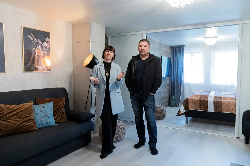 Vera Elisabeth Henriksen (37) og Aleksei Pogodin (47) har gjort om det største soverommet i huset til utleiehybel gjennom Airbnb. De er bekymret for tiden fremover etter korona.