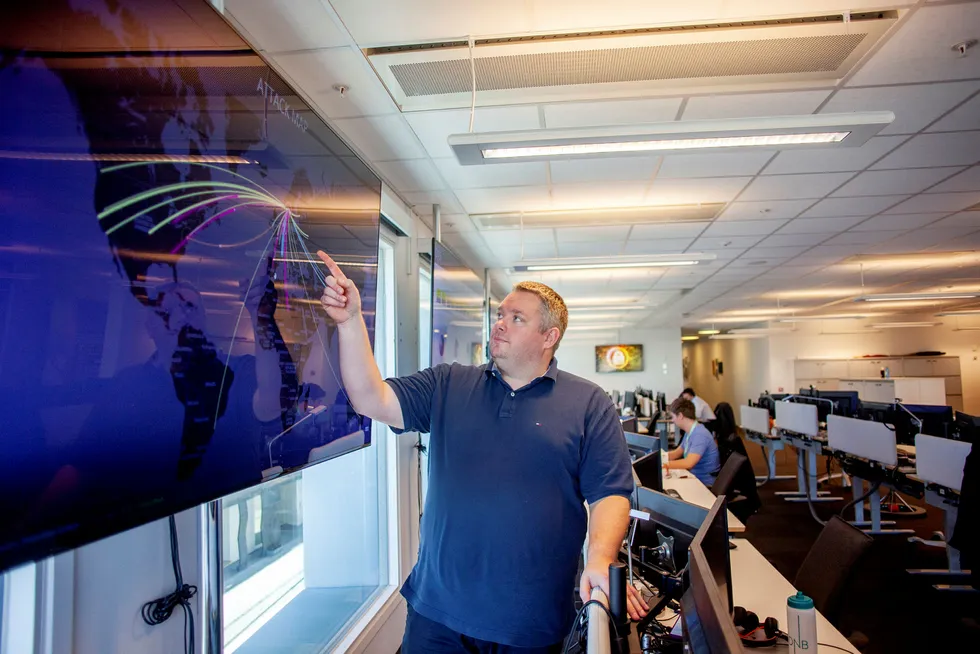 Anders Hardangen leder DNBs avdeling for datasikkerhet, og viser en plansje over hvor raskt et dataangrep kan gå rundt jordkloden.