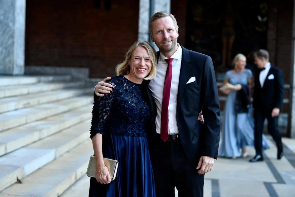 Utenriksminister Anniken Huitfeldt sammen med ektefellen Ola Flem på vei inn til Stortingets avslutningsmiddag for stortingsrepresentantene og medlemmer av regjeringen i Oslo rådhus.