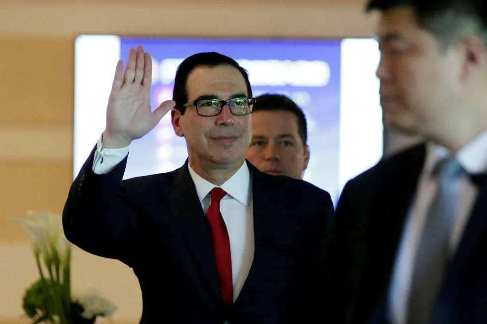 U.S. Treasury Secretary Steven Mnuchin waves to the media as he and the U.S. delegation for trade talks with China, leave a hotel in Beijing, China May 3, 2018. REUTERS/Jason Lee TPX IMAGES OF THE DAY Foto: JASON LEE