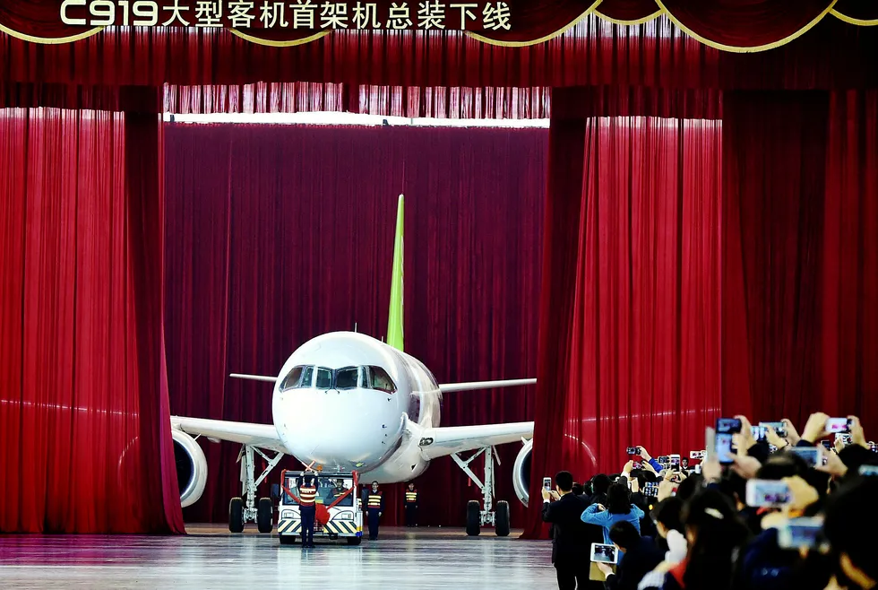 Comac C919, som er en direkte konkurrent til Boeing 737 og Airbus A320, vil foreta den første testflyvningen på fredag utenfor Shanghai. Dette bildet er tatt på en fremvisning i november 2015. Foto: Reuters/NTB scanpix