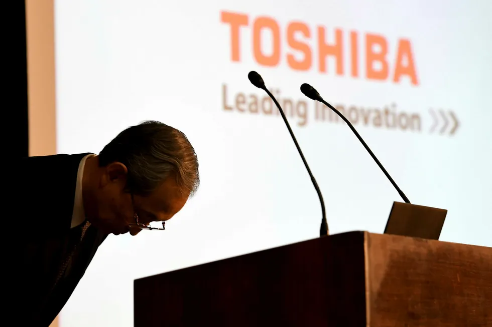 Toshibas konsernsjef Satoshi Tsunakawa måtte bukke dypt og komme med en unnskyldning i slutten av juni da selskapet ikke klarte å legge frem reviderte årsregnskaper - etter flere utsettelser. Selskapet har fått en siste frist til denne uken. Foto: Toshifumi Kitamura / AFP / NTB Scanpix