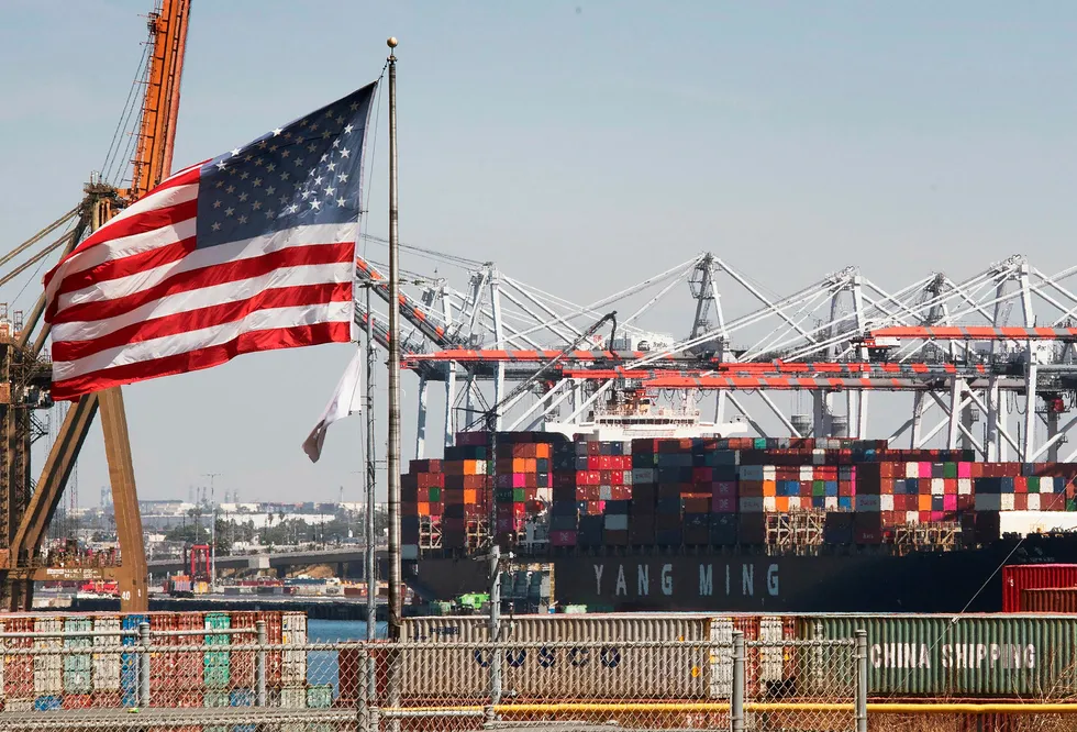 Handelskrigen mellom USA og Kina senker verdensøkonomien, men containere med varer fra Kina ankommer fortsatt havnen her i Long Beach i Los Angeles, California.