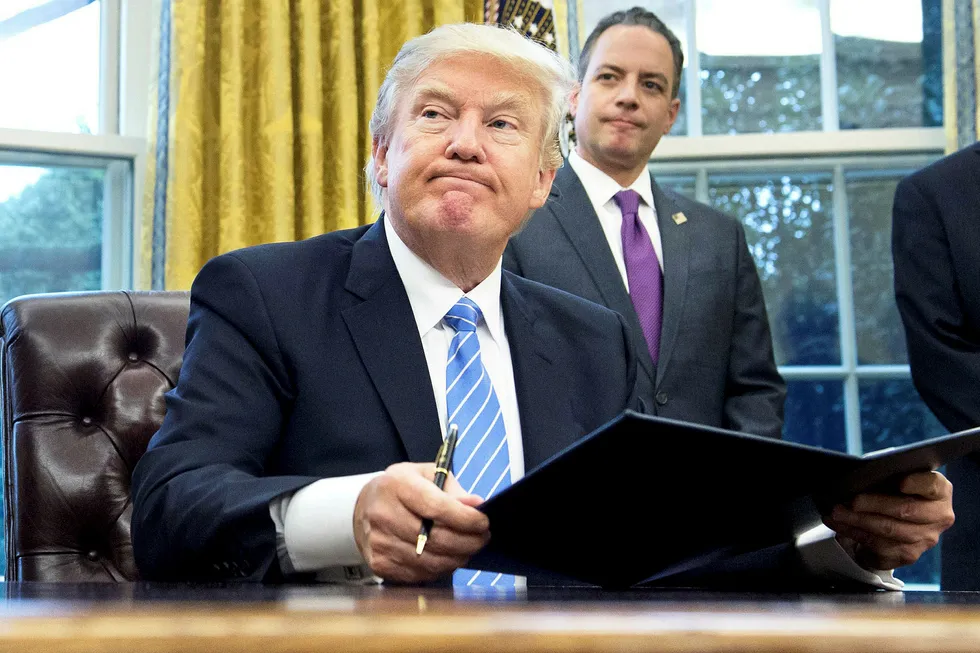 President Donald Trump og hans folk forsvares av stabssjef Reince Priebus (bak). Foto: Saul Loeb/AFP/NTB Scanpix