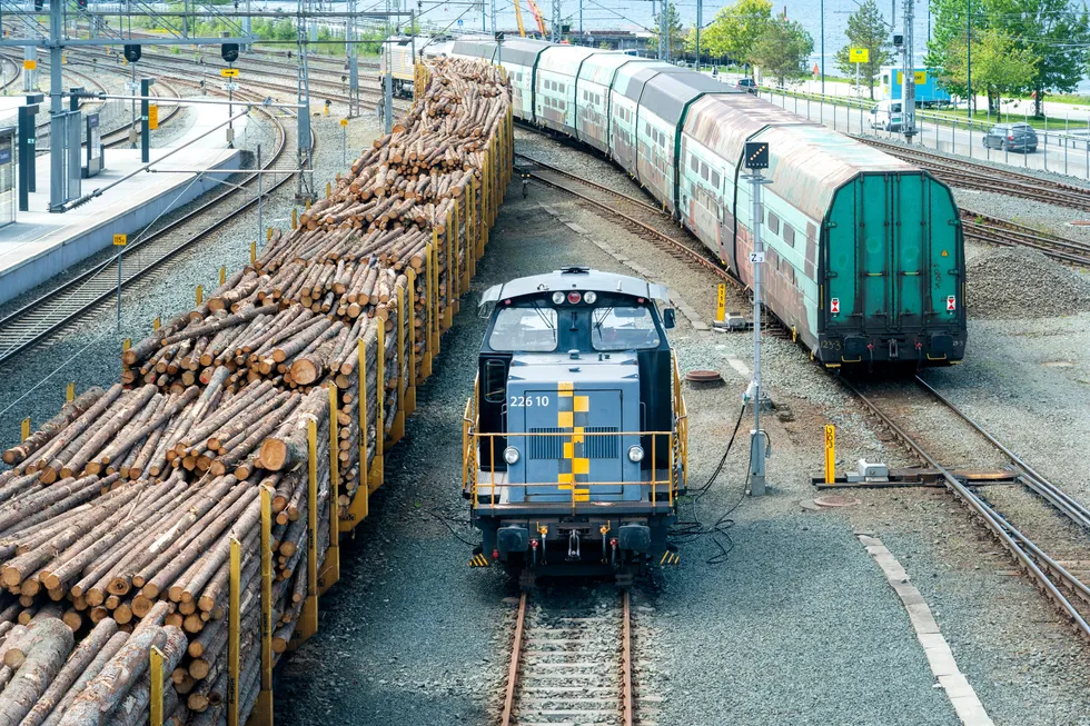 I tredje kvartal økte eksporten av tømmer målt i volum med syv prosent sammenlignet med samme tid i fjor. Bildet viser togvogner med tømmer på Trondheim stasjon.