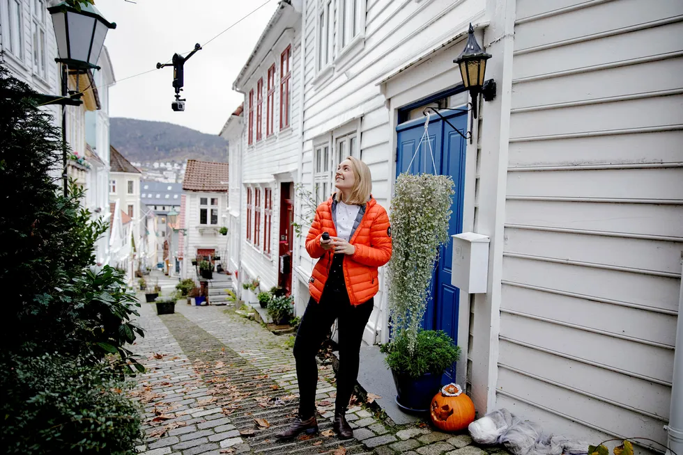 Andrea Holvik Thorson og Wiralcam fikk mye oppmerksomhet gjennom forhåndssalg på Kickstarter-plattformen og vil nå hente penger gjennom en ny kampanje. Her bruker hun det line-baserte opphenget for kameraer ved barndomshjemmet på Nordnes i Bergen.