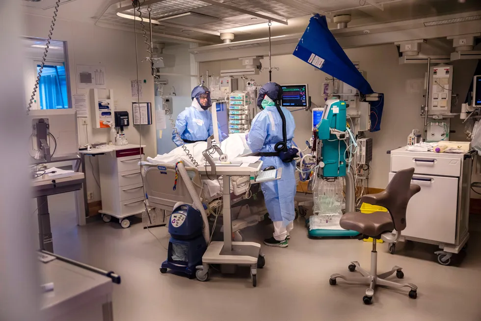 Før pandemien var det 289 intensivplasser ved norske sykehus. Ett år senere er tallet uendret. Her får en pasient på Rikshospitalets intensivavdeling behandling for korona.