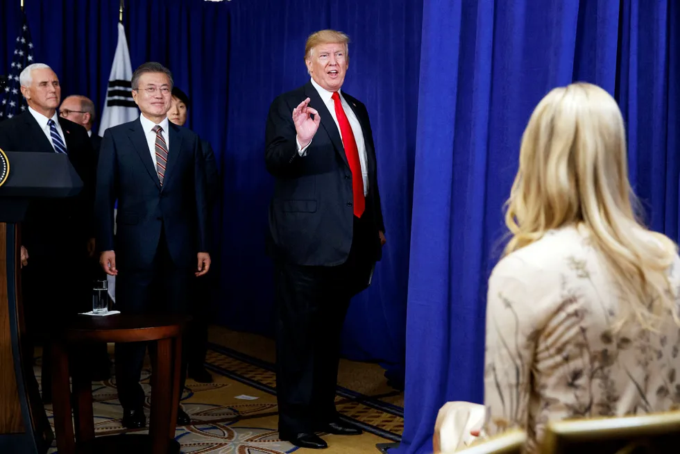 USAs president Donald Trump og Sør-Koreas president Moon Jae-in undertegnet en revidert handelsavtale i New York på mandag. Avtalen skal åpne det sørkoreanske markedet for amerikanske biler og landbruksprodukter. Helt til høyre presidentens datter og rådgiver Ivanka Trump.