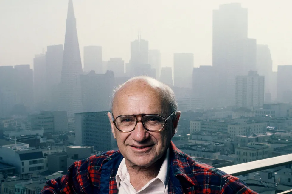 Milton Friedman, en sentral skikkelse i den økonomiske debatten i USA i forrige århundre, poserer på balkongen utenfor sin leilighet i San Francisco i 1986.