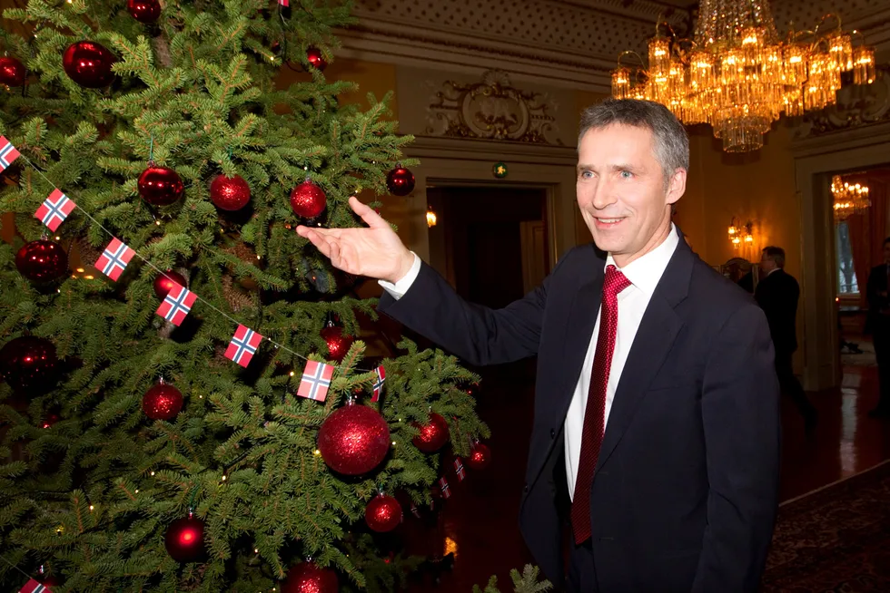 Daværende statsminister Jens Stoltenberg holdt sin halvårlige pressekonferanse i desember 2010. Sysselsettingen i Norge falt fra et toppnivå i 2008. Nå er andelen i jobb på samme nivå som i 2010.