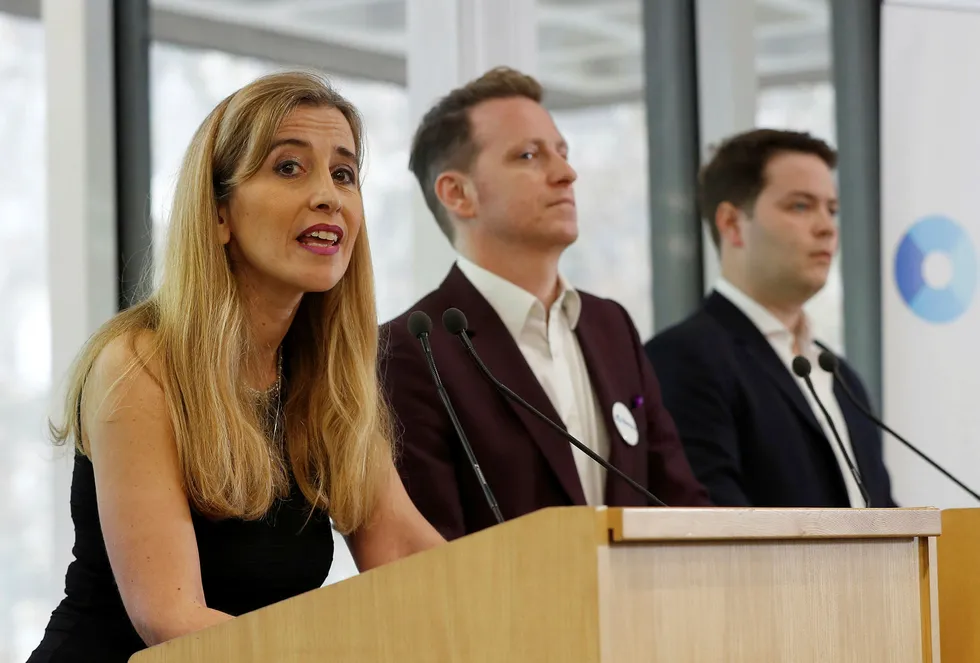Sandra Khadhouri, James Clarke (i midten) og James Torrance på en pressekonferanse om det nye partiet Renew i London mandag. Foto: PETER NICHOLLS / REUTERS / NTB Scanpix
