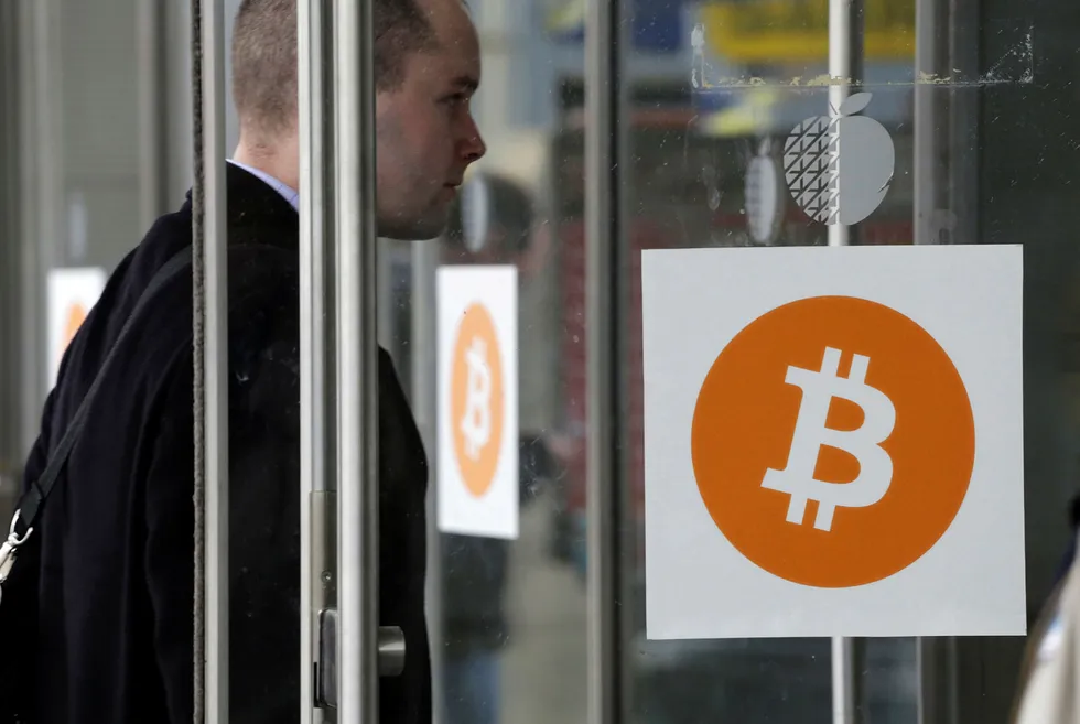 Det er ville tilstander for digitale valutaer. Kursen på bitcoin er syvdoblet det siste året. Utbrytervalutaen bitcoin cash er mer enn fordoblet i løpet av helgen. Asiatiske spekulanter står bak. Foto: Mark Lennihan/AP/NTB Scanpix