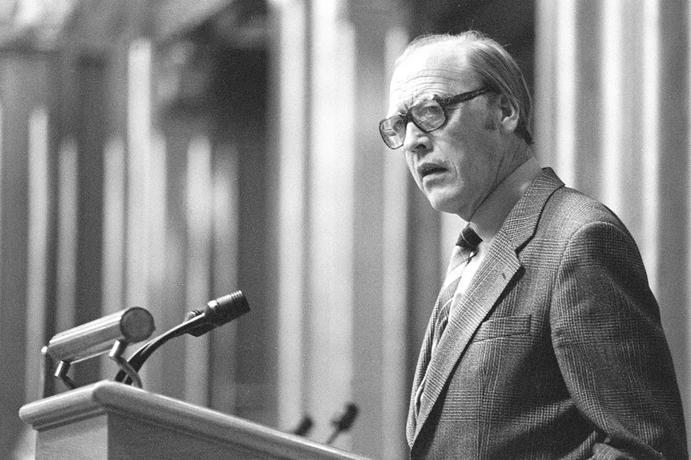 Statsminister Odvar Nordli (Ap) holder her et innlegg i trontaledebatten i Stortinget i 1980. Foto: Thorberg, Erik