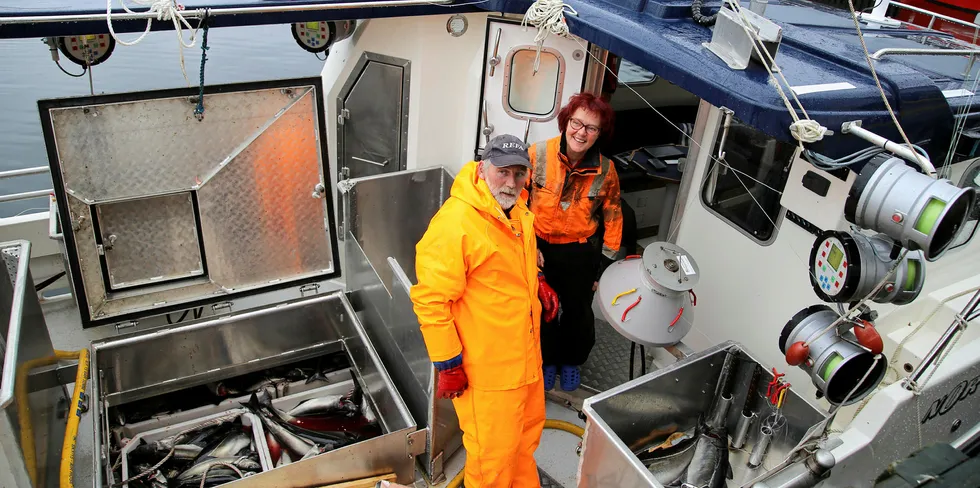 GODT SEIFISKE: Juksafiskerne Ørjan Nilsen og Åsne Hauge kommer inn til levering hos Myre fiskemottak med en fin seifangst i rommet.