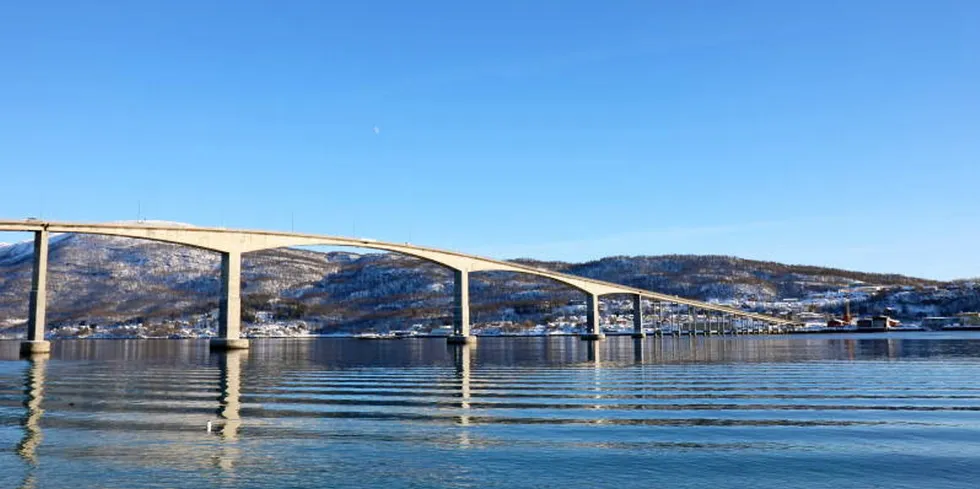 Gisundbrua vest for Finnsnes forbinder Senja med fastlandet. På Storskjæret gikk skipperen på grunn.