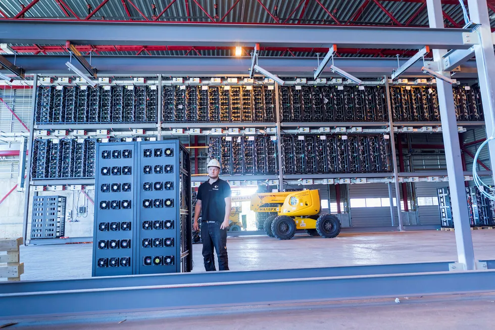 Bitcoinfabrikkene mister strømsubsidieringen fra nyttår. På bildet forklarte site manager Steve Gjefsen i Kryptovault DN tidligere i år hvordan 11.000 nye serverne skulle monteres for utvinning av bitcoin i de gamle lagerlokalene på Follum fabrikker.