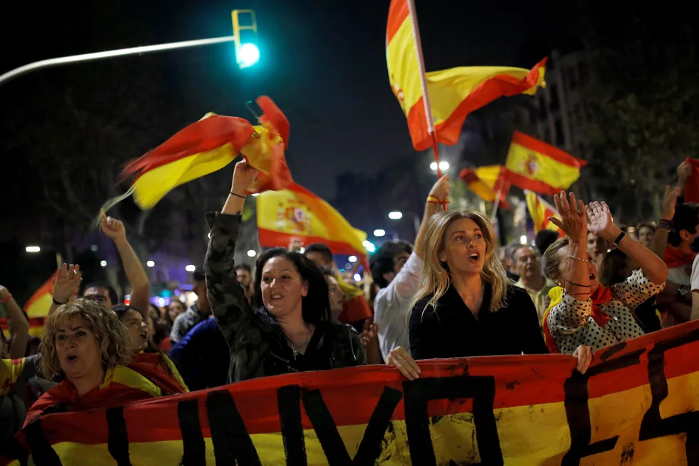 "Lenge leve republikken» ropte demonstranter og veivet det spanske flagget i gatene i Barcelona. Foto: Francisco Seco / AP /NTB scanpix