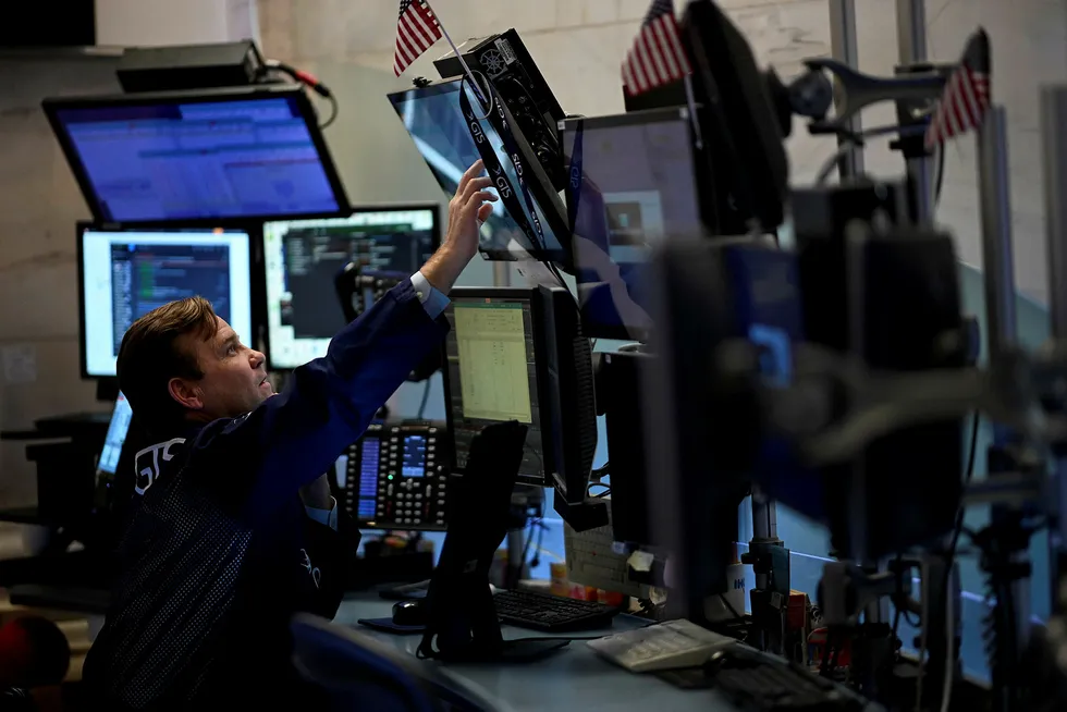 En aksjemegler på handelsgulvet helt på tampen av onsdagen. Den ble en av mange brutale dager på Wall Street den siste tiden.