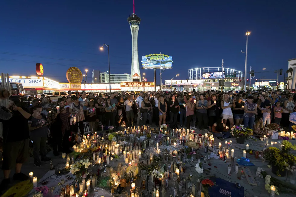 Politiet vet fortsatt ikke motivet bak massedrapene i Las Vegas. På bildet er sørgende samlet på plassen der konserten og drapene fant sted. Foto: Drew Angerer/Getty Images/AFP/NTB scanpix