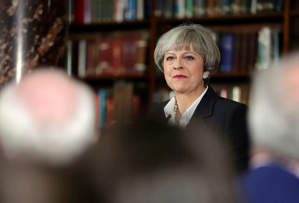 Statsminister Theresa May tar Londons ordfører Sadiq Khan i forsvar etter at Khan har blitt kritisert av USAs president Donald Trump. Foto: Andrew Matthews