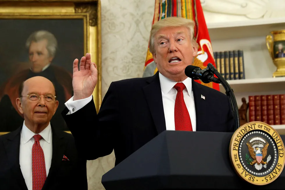 Handelsminister Wilbur Ross står bak president Donald Trump under en seremoni i Det hvite hus. Foto: Kevin Lamarque/NTB Scanpix