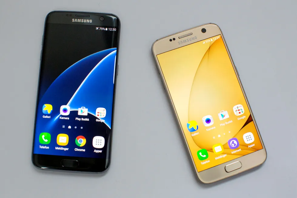 Samsung Galaxy S7 Edge (t.v.) og Samsung Galaxy S7 bli i disse dager oppdatert til Android 7.0 Nougat. Foto: Øyvind Elvsborg