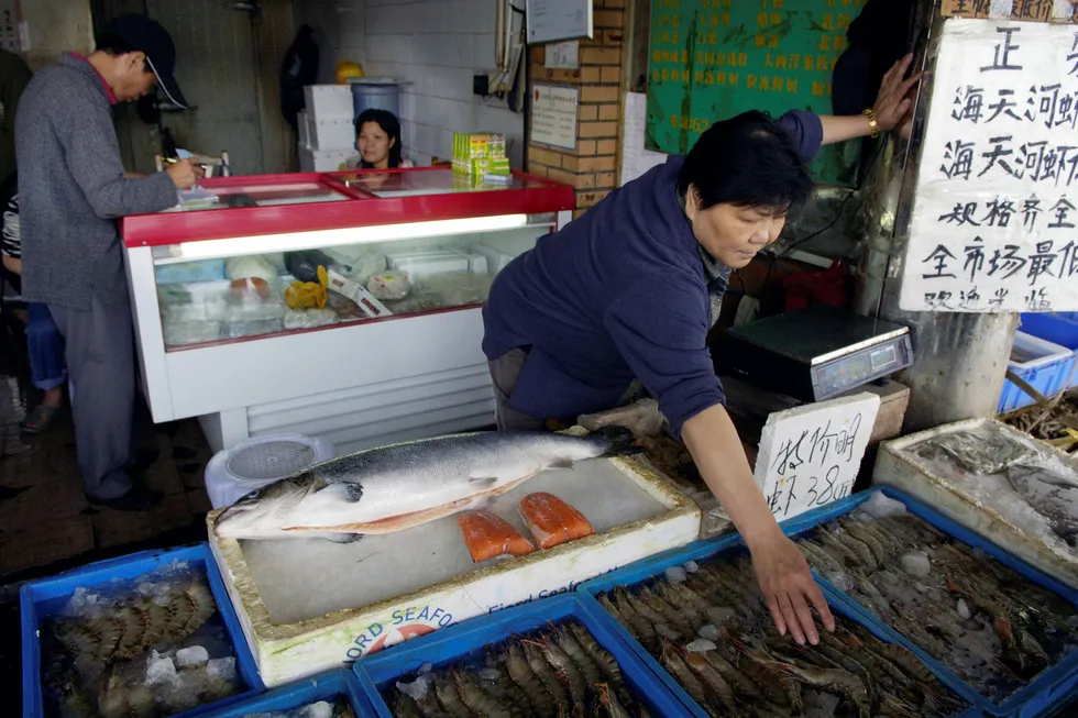 Norsk laks er populært i Kina, her fra Fjord Seafood på fiskemarkedet i Shanghai.