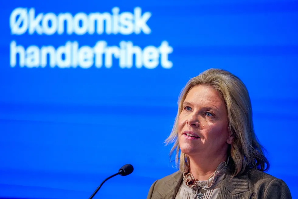 Frp og partileder Sylvi Listhaug er større enn Ap for første gang på Sentios meningsmåling siden 2008.