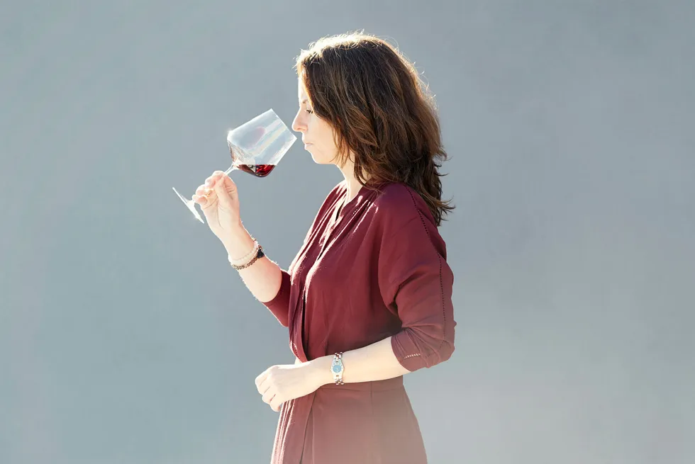 Velger vin. Alexia Hatjoullis er sortimentssjef i Vinmonopolet.