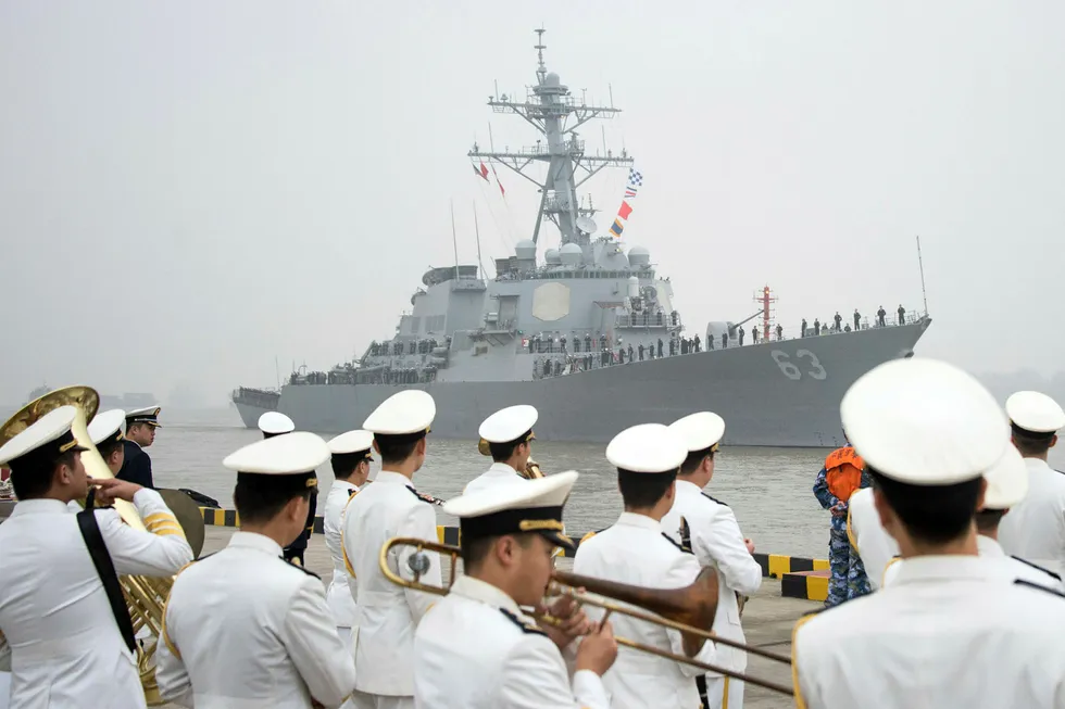 Kina reagerer kraftig på at Destroyeren USS Stethem seilte for nær Triton Island. På bildet ønskes Stethem velkommen i militærhavnen i Shanghai i november 2015. Foto: Johannes Eisele/AFP photo/NTB scanpix