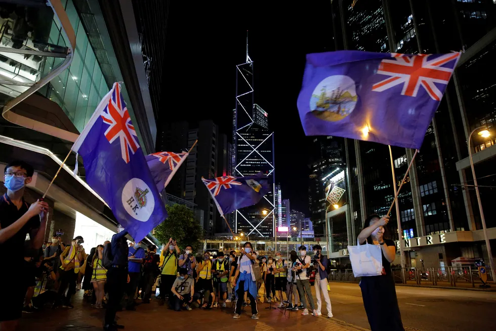 Demonstranter i Hongkong med flagg fra kolonitiden under en protest i forrige uke. Foto: Kin Cheung / AP / NTB scanpix