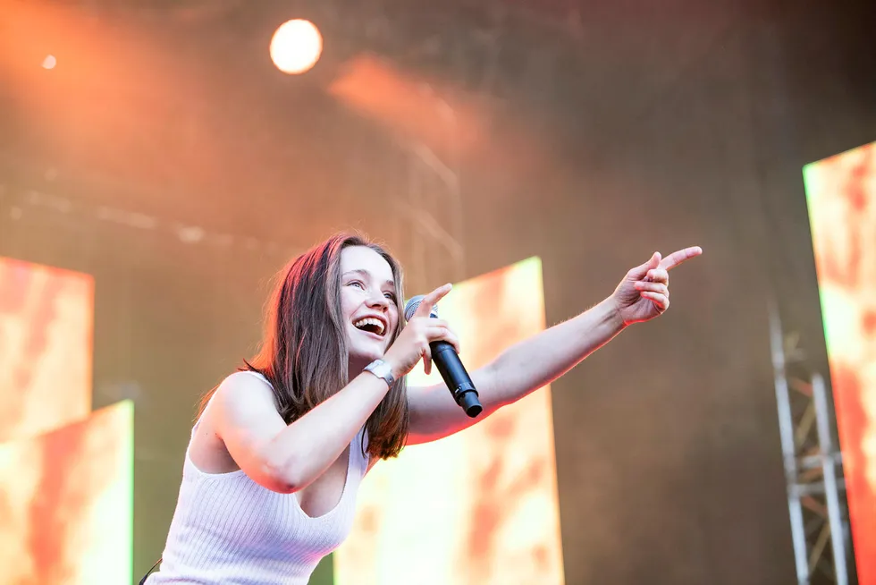 Sigrid var et av hovedtrekkplastrene på Øyafestivalen 2019.