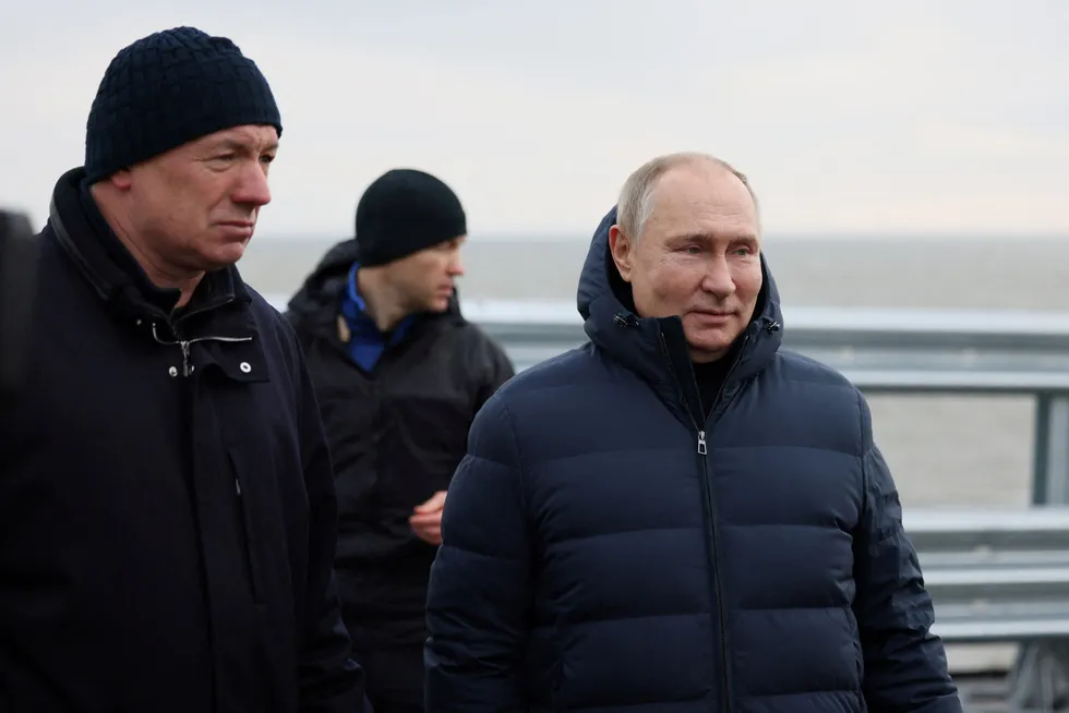 President Vladimir Putin (til høyre) besøkte 5. desember broen til Krim, som ble utsatt for sabotasje. Krigen han fører mot Ukraina undergraver Russlands viktigste inntektskilde, den fossile energien.