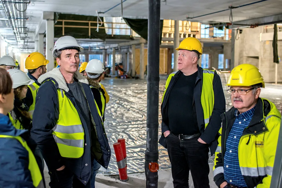 Konsulenten Kjell Kvam (midten) på omvisning i den nye skolen på Bjørnevatn i Sør-Varanger kommune. Kvam ledet prosessen med å velge entreprenør på oppdrag fra kommunen.