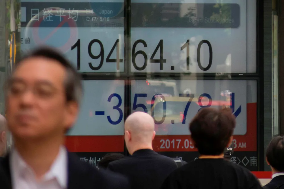Børsuroen i USA har spredd seg til Asia med børsfall fra Japan til Australia. Ikke en gang overraskende høy økonomisk vekst har klart å skape optimisme. En sterkere japansk valuta slår negativt ut for eksportørene. Foto: Kazuhiro Nogi/AFP/NTB Scanpix
