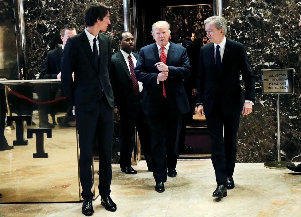 Bernard Arnault (til høyre) og hans sønn Alexandre Arnault møter den amerikanske presidenten Donald Trump i Trump Tower i New York.