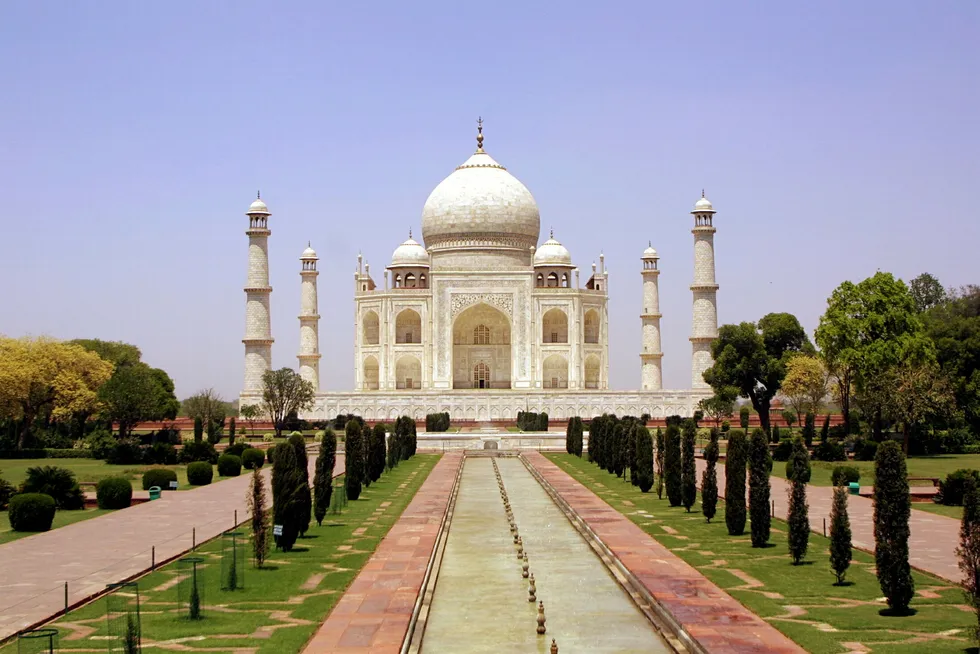 Taj Mahal i Agra, bygd mellom 1630 og 1650, er en av de viktigste turistattraksjonene i India, blir nå gjenåpnet.